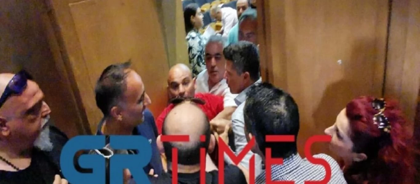 «Άναψαν τα αίματα» στο δημοτικό συμβούλιο της Καλαμαριάς - Γονείς πιάστηκαν στα χέρια με σύμβουλο